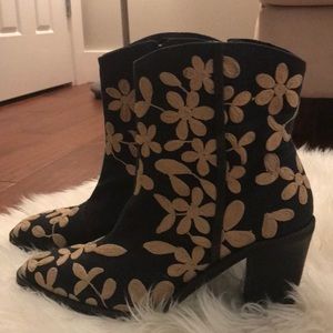 Flowery ankle boots ✨✨